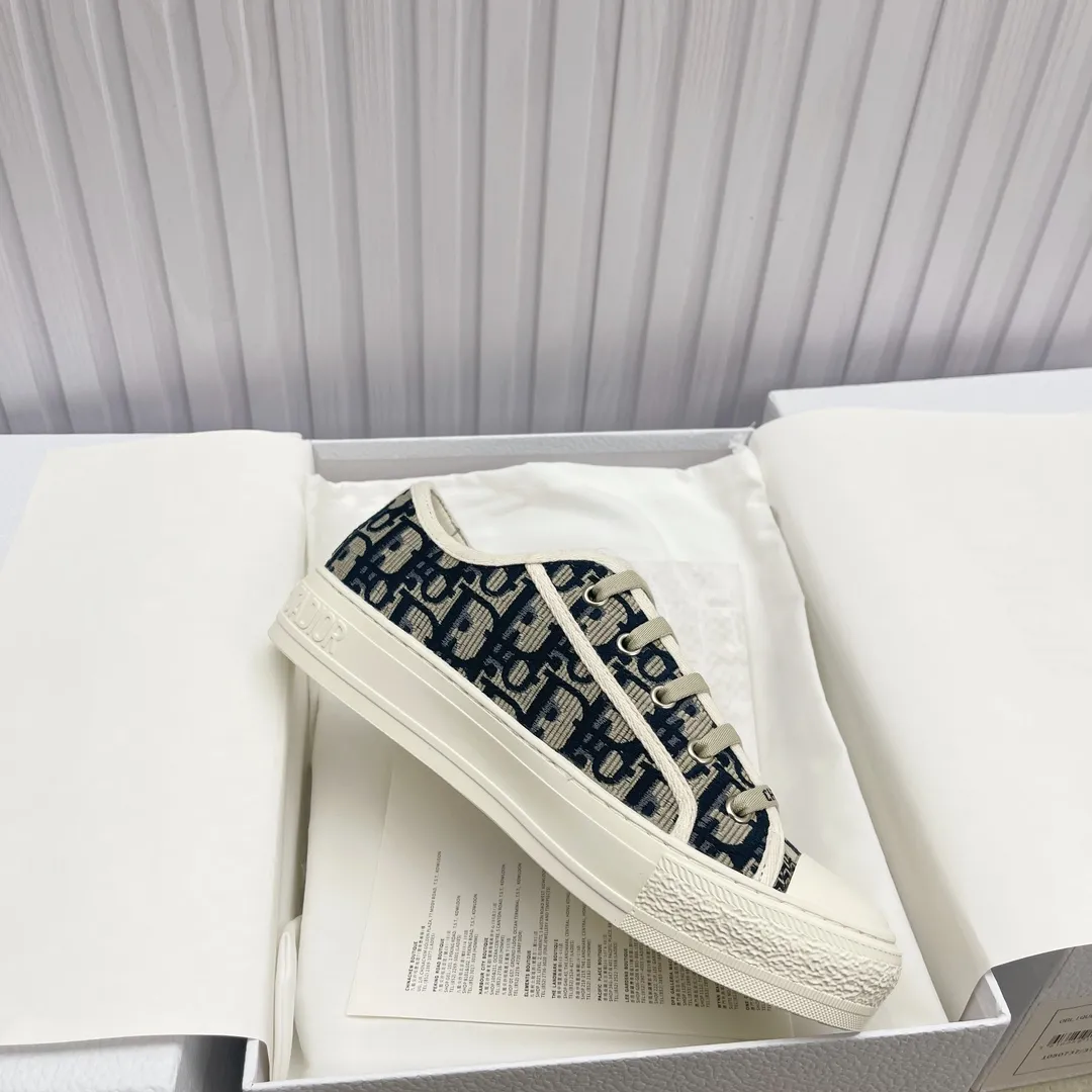 👟👟Ex-factory price 520👟👟 High version in stock, Dior (Dior) flat sneakers are fully embroidered with iconic patterns, ready in stock High quality Dior (Dior) flat sneakers are fully embroidered with iconic patterns👟👟 ♦️Top quality in the market🎗Breaking hot item in foreign counters🎗Non-common imitation version in the market🎗🔳The fabric is made of Italian🇮🇹imported fabrics❗️Embroidered upper, original mold injection Logo frosted five-pointed star outsole🔳Inside imported lambskin+high elasticity Injection molding mold Logo foam feet Size number: 35 to 42 (42 customized)